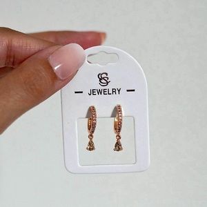 Minimal gold earring